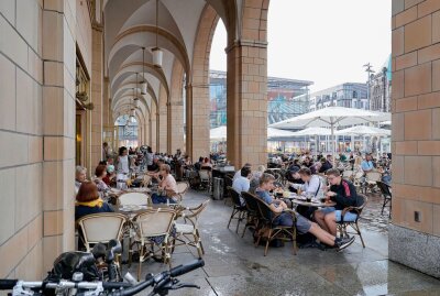 Volle Tische trotz Regenschauer auf dem Chemnitzer Marktplatz - Trotz Regen sind die Tische , hier vom Lokal ALEX gut ausgelastet. Foto: Harry Härtel/ heartelpress