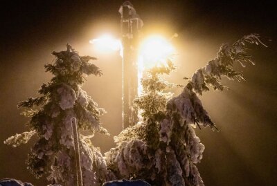 Voller Orkan auf dem Fichtelberg - Baüme wurden durch das Schneegestöber umhergepeitscht und mit Schnee und Eis überzogen. Foto: André März