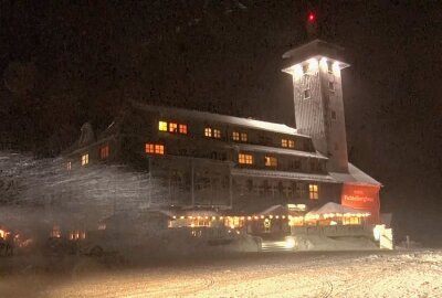 Voller Orkan auf dem Fichtelberg - Das Fichtelberghaus im Schneegestöber. Foto: André März