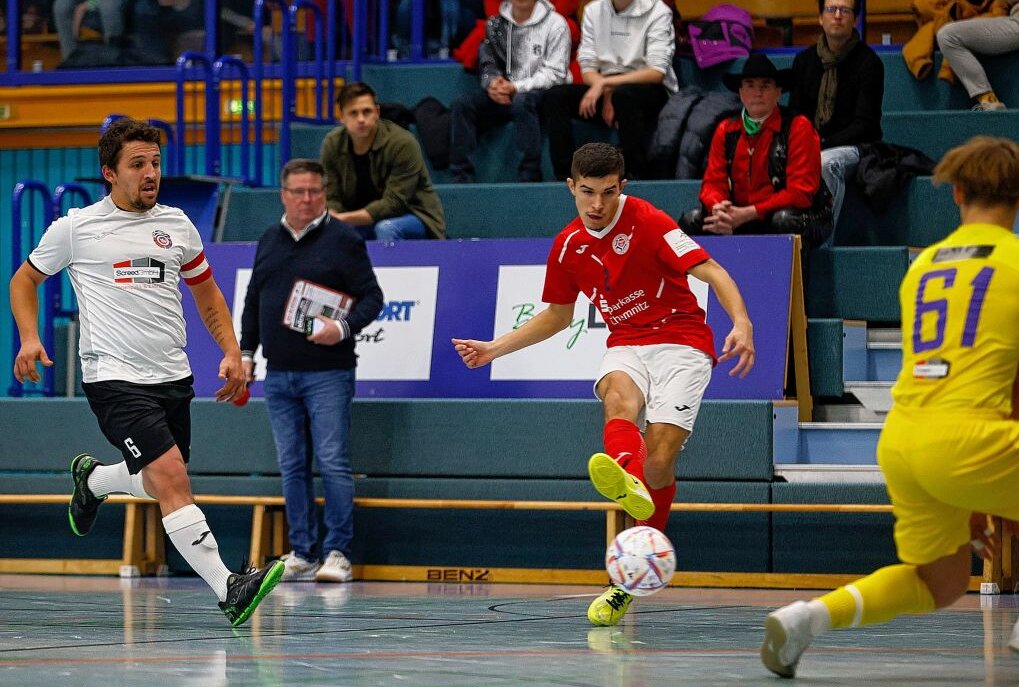 Volles Programm im Sportzentrum Hohenstein-Ernstthal am Wochenende - Nationalspieler Luis Drees (rot) ist eins der jungen Talente bei HOT 05 Futsal. Foto: Markus Pfeifer