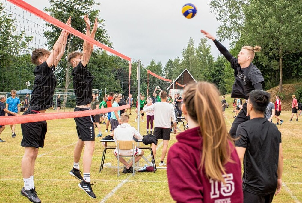 Volleyball-Erzgebirgspokal in Mauersberg - Gleich in der ersten Runde des vergangenen Jahres trafen am Samstagvormittag die Teams "Pritsch perfect" (re.) und "Nullneunfünf II" aufeinander. Im Bild schmettert Marcus Irmscher den Ball über das Netz. Foto: Jan Görner