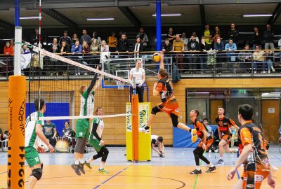 Volleyball-Regionalliga: VC Zschopau müht sich zum Heimsieg - Hier erzielt Florian Haase einen Punkt für die Gastgeber. Foto: Andreas Bauer