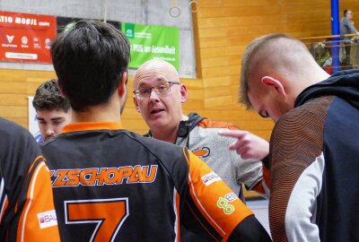 Volleyball-Regionalliga: VC Zschopau müht sich zum Heimsieg - In mehreren Auszeiten versuchte VC-Trainer Rico Fritzsch zunächst vergeblich, sein Team wachzurütteln. Foto: Andreas Bauer
