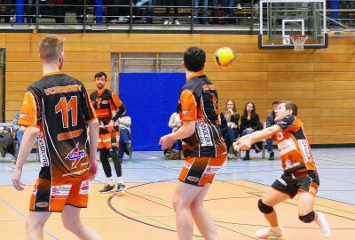 Volleyball-Regionalliga: VC Zschopau müht sich zum Heimsieg - Zschopaus Libero Rick Zimmermann bei der Annahme. Foto: Andreas Bauer