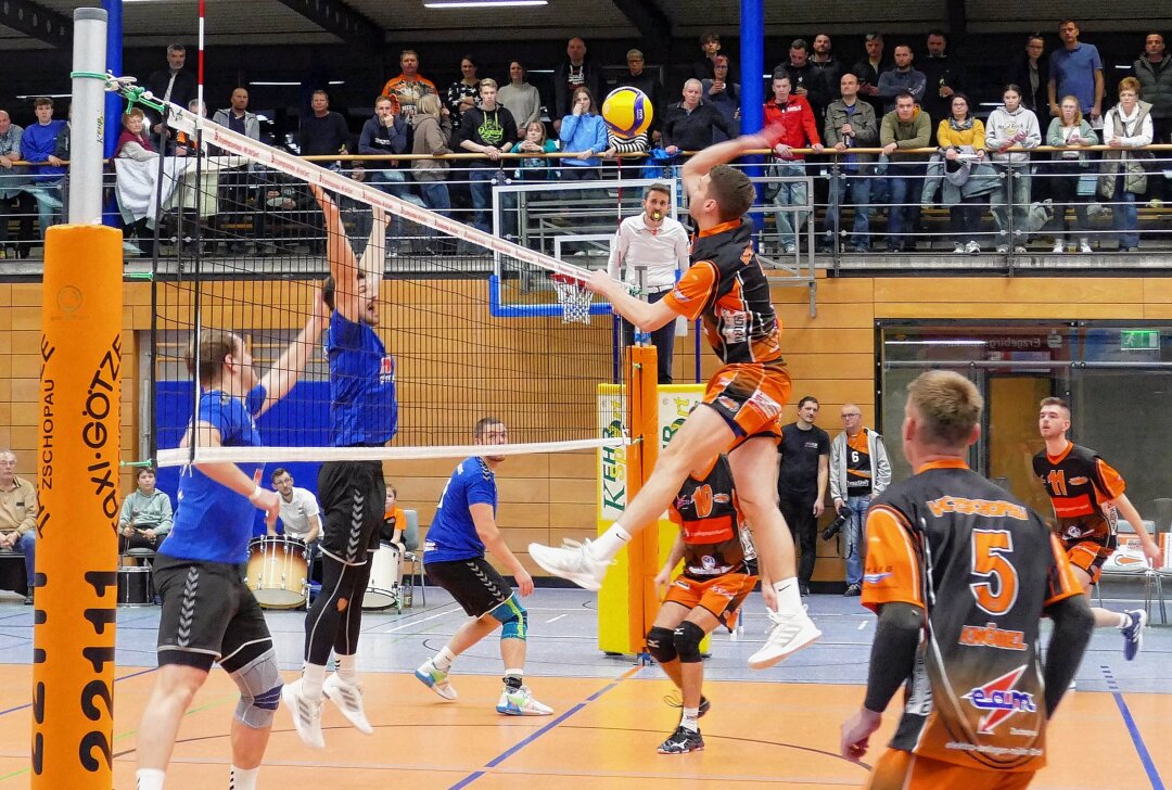 Volleyball-Regionalliga: Zschopau kassiert Dämpfer im Kampf um Bronze - Auf der Mitte sorgte Max John für Gefahr. Foto: Andreas Bauer