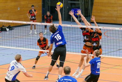 Volleyball-Regionalliga: Zschopau kassiert Dämpfer im Kampf um Bronze - Die in Blau gekleideten Leipziger waren am Samstag für Zschopau eine Nummer zu groß. Foto: Andreas Bauer