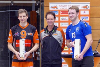 Volleyball-Regionalliga: Zschopau kassiert Dämpfer im Kampf um Bronze - Als MVP`s beider Teams wurden am Ende Florian Haase (links) und Niklas Karoos ausgezeichnet. Foto: Andreas Bauer