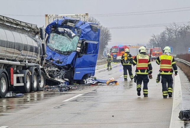 Vollsperrung auf A14 bei Döbeln: Unfall mit Gefahrgut-Transporter - Auf der A14 Richtung Leipzig, zwischen Döbeln-Ost und Döbeln-Nord kam es zu einem Unfall zwischen zwei LKW.  Foto: LausitzNews