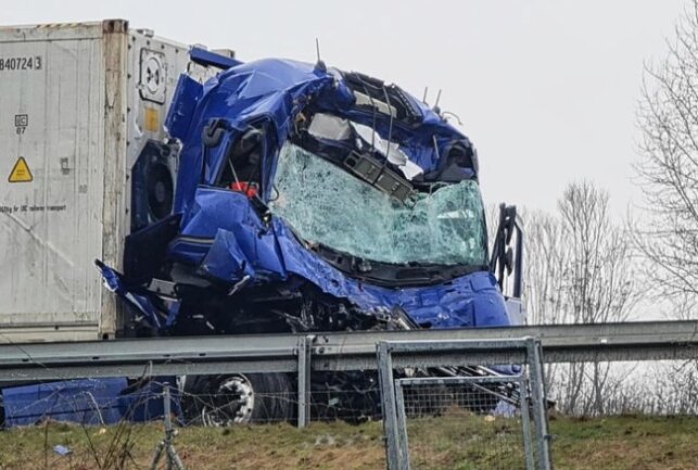 Vollsperrung auf A14 bei Döbeln: Unfall mit Gefahrgut-Transporter - Auf der A14 Richtung Leipzig, zwischen Döbeln-Ost und Döbeln-Nord kam es zu einem Unfall zwischen zwei LKW. Foto: LausitzNews