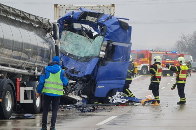Auf der A14 Richtung Leipzig, zwischen Döbeln-Ost und Döbeln-Nord kam es zu einem Unfall zwischen zwei LKW.  Foto: LausitzNews