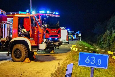 Vollsperrung auf A4: Schwerer Unfall zwischen LKW und Transporter - Trümmerfeld auf der A4 nach einem schweren Verkehrsunfall. Foto: LausnitzNews