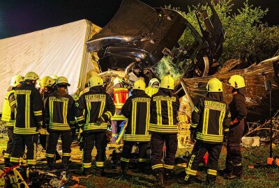 Vollsperrung auf A4: Schwerer Unfall zwischen LKW und Transporter - Trümmerfeld auf der A4 nach einem schweren Verkehrsunfall. Foto: LausnitzNews