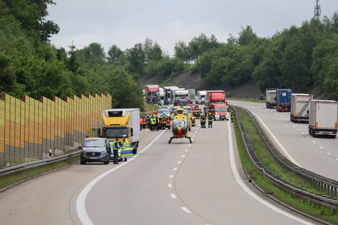 Vollsperrung auf A72: Rettungshubschrauber im Einsatz - Kurz nach 12 Uhr kam es auf der A72 zwischen den Anschlussstellen Hartenstein und Zwickau Ost in Fahrtrichtung Hof auf Höhe der Ortslage Zschocken zu einem Verkehrsunfall.