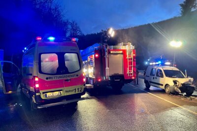 Vollsperrung auf B169 nach Frontalcrash in Aue: Zwei Verletzte im Krankenhaus - Die Feuerwehr Aue ist zum Absichern und Ausleuchten der Unfallstelle im Einsatz.