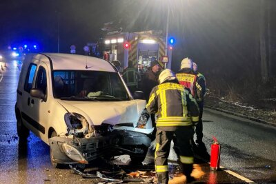 Vollsperrung auf B169 nach Frontalcrash in Aue: Zwei Verletzte im Krankenhaus - Bei dem Unfall wurden zwei Personen verletzt und ins Krankenhaus gebracht. 