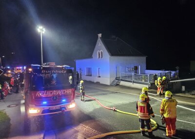In Bärenstein stand in der Nacht zu Donnerstag eine Garage mit zwei E-Autos in Vollbrand. Foto: Feuerwehr Buchholz