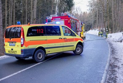Vollsperrung auf B95: PKW überschlägt sich - Schwerer Verkehrsunfall am Freitagnachmittag auf der B95 zwischen Thum und Ehrenfriedersdorf. Die B95 blieb zum Feierabendverkehr voll gesperrt. Foto: Bernd März