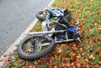 Vollsperrung auf Bundesstraße: Junger Biker bei Aue tödlich verunglückt - Tödlicher Verkehrsunfall im Erzgebirge: Junger Motocross-Fahrer verstirbt am Unfallort. Foto: Niko Mutschmann