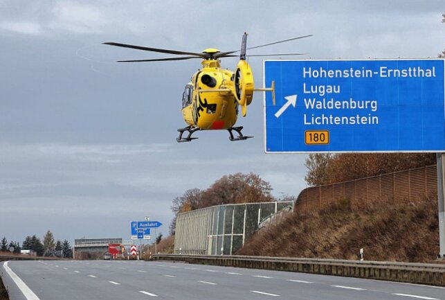 Vollsperrung auf der A4 bei Hohenstein-Ernstthal: Rettungshubschrauber im Einsatz - Heute Morgen ereignete sich ein schwerer Verkehrsunfall auf der A4. Foto: Andreas Kretschel