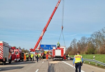 Vollsperrung auf der A4 bei Lichtenau: Toter bei schwerem Crash - Am Mittwochmorgen ereignete sich gegen 7.30 Uhr auf der A4 Fahrtrichtung Erfurt zwischen AS Frankenberg und Chemnitz-Ost ein schwerer Verkehrsunfall. Foto: Harry Härtel