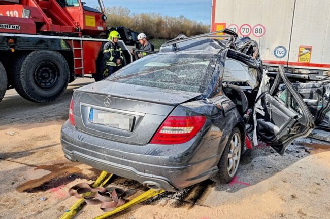 Am Mittwochmorgen ereignete sich gegen 7.30 Uhr auf der A4 Fahrtrichtung Erfurt zwischen AS Frankenberg und Chemnitz-Ost ein schwerer Verkehrsunfall. Foto: Harry Härtel