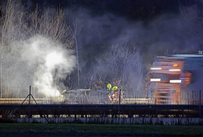 Vollsperrung auf der A4 nach PKW-Brand - Auf der A4 brennt ein PKW. Foto: Andreas Kretschel