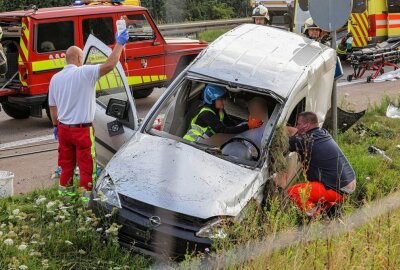 Vollsperrung auf der A4: Zwei Verkehrsunfälle mit Verletzten im Berufsverkehr - Am Montagmorgen kam es zwischen 6.45 Uhr und 7 Uhr gleich zu zwei Verkehrsunfällen mit einer Vollsperrung auf der A4 zwischen Hohenstein-Ernstthal und Wüstenbrand. Foto:Andreas Kretschel