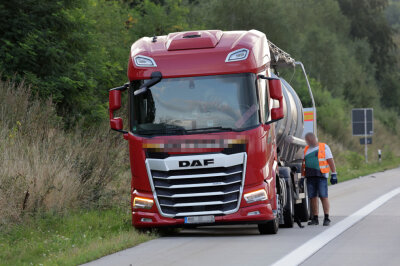 Vollsperrung auf der A4: Zwei Verkehrsunfälle mit Verletzten im Berufsverkehr - Ein PKW fuhr gegen einen Tanklastzug und blockierte die rechte Fahrspur. Foto: Andreas Kretschel