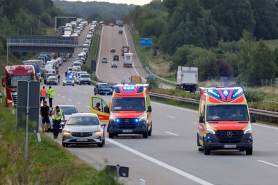 Vollsperrung auf der A4: Zwei Verkehrsunfälle mit Verletzten im Berufsverkehr - Ein PKW fuhr gegen einen Tanklastzug und blockierte die rechte Fahrspur. Foto: Andreas Kretschel