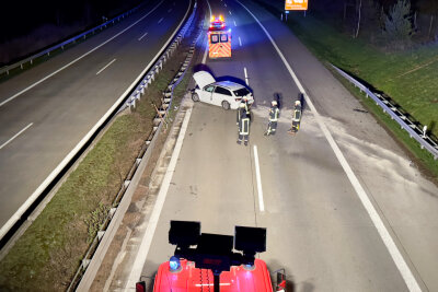Vollsperrung auf der A72: PKW kollidiert mehrfacht mit Leitplanken - zwei Verletzte - Auf der A72 hat sich am frühen Freitagmorgen ein schwerer Verkehrsunfall ereignet. Foto: Daniel Unger