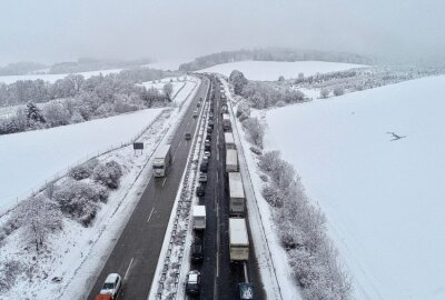 Vollsperrung auf der A72: Schneefall sorgt in mehreren Regionen für Unfälle - Stau auf der A72 durch querstehenden LKW. Foto: Daniel Unger