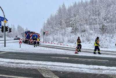 Vollsperrung auf der A72: Schneefall sorgt in mehreren Regionen für Unfälle - Vollsperrung auf der A72 durch querstehenden LKW. THW Reichenbach bereits vor Ort. Foto: Daniel Unger