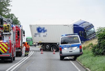Vollsperrung auf der B101 bei Freiberg: LKW gerät ins Schleudern und reißt PKW mit - Verkehrsunfall auf B101 bei Kleinwaltersdorf (Freiberg). Foto: Roland Halkasch