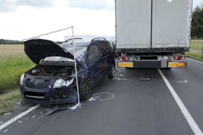 Vollsperrung auf der B98 nach schwerem Crash zwischen Sattelzug und mehreren Autos - Am Donnerstag kam es gegen 14.15 Uhr auf der B 98 zwischen Schönfeld und Lampertswalde zu einem Verkehrsunfall. Foto: Rohland Halkasch