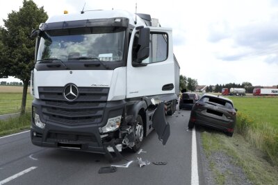 Vollsperrung auf der B98 nach schwerem Crash zwischen Sattelzug und mehreren Autos - Am Donnerstag kam es gegen 14.15 Uhr auf der B 98 zwischen Schönfeld und Lampertswalde zu einem Verkehrsunfall. Foto: Rohland Halkasch