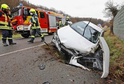 Vollsperrung auf der Lungwitztaler Straße nach Crash - Der Fahrer kollidierte mit der Einfahrt Foto: Andreas Kretschel