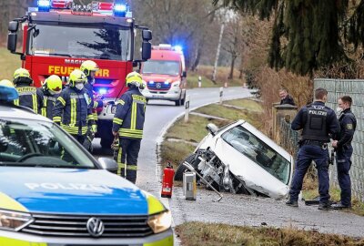 Vollsperrung auf der Lungwitztaler Straße nach Crash - Der Fahrer kollidierte mit der Einfahrt Foto: Andreas Kretschel