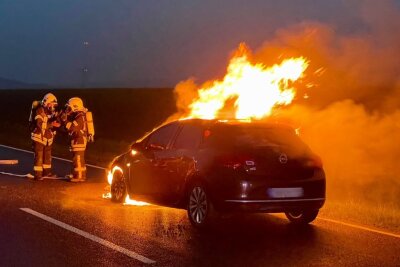 Am Dienstagabend gegen 20.45 Uhr ging ein PKW auf dem Autobahnzubringer Aue - Hartenstein zwischen Hartenstein und Thierfeld in Flammen auf.