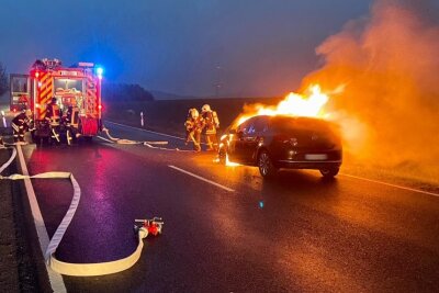 Am Dienstagabend gegen 20.45 Uhr ging ein PKW auf dem Autobahnzubringer Aue - Hartenstein zwischen Hartenstein und Thierfeld in Flammen auf.