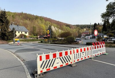 Vollsperrung: Bundesstraße im Erzgebirge ist wieder dicht - Die B169 ist in Schneeberg in Richtung Bad Schlema voll gesperrt - Autofahrer müssen Umleitungen in Kauf nehmen. Foto: Ralf Wendland