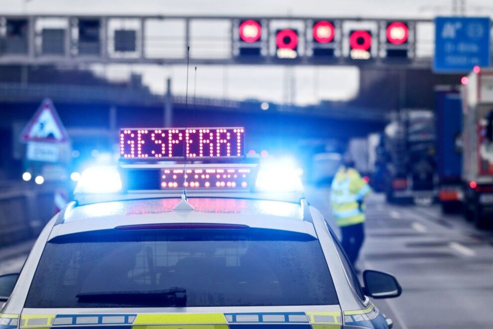 Auf einem Polizeifahrzeug leuchtet die Aufschrift «Gesperrt».