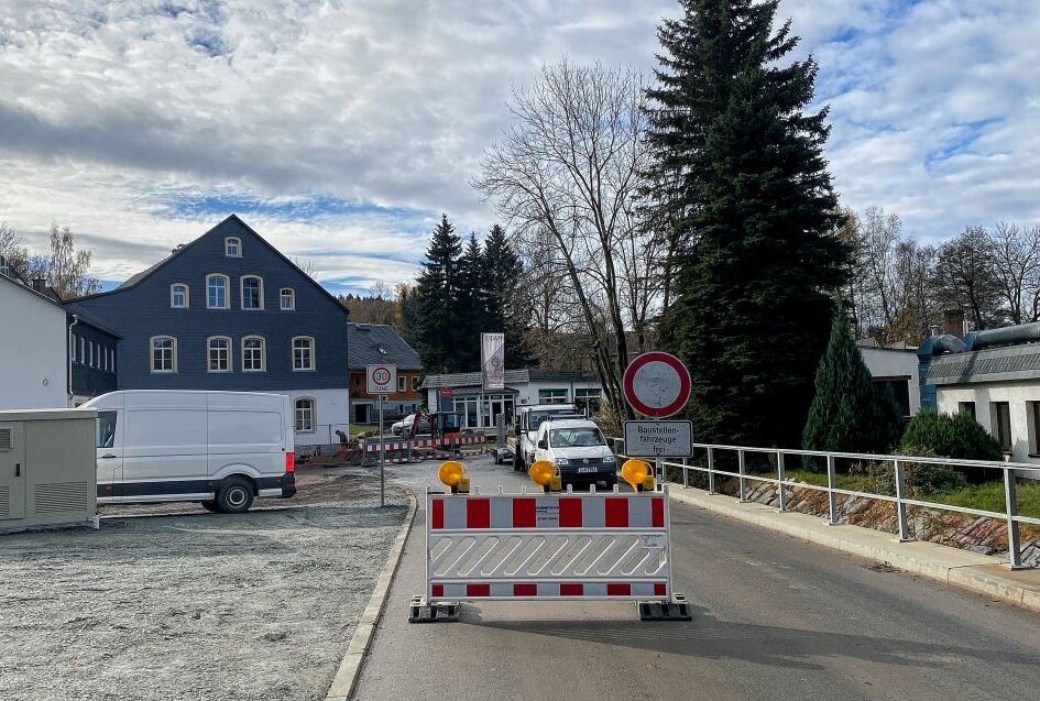 Vollsperrung der Kühnhaider Straße in Lößnitz - Auf der Kühnhaider Straße in Lößnitz gibt es von heute ab bis Freitag eine Vollsperrung. Foto: Ralf Wendland