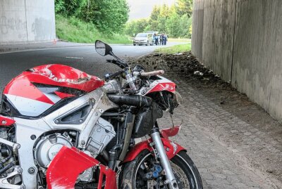 Vollsperrung des Auer Becherwegs wegen Motorradunfalls - Aue-Bad Schlema, Ortsteil Aue - Motorradunfall Foto: Niko Mutschmann