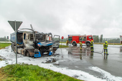 Vollsperrung im Erzgebirge: LKW brennt komplett aus - Auf der Chemnitzer Straße, zwischen Niederdorf und Pfaffenhain, ist am Dienstagnachmittag ein LKW ausgebrannt. Foto: André März