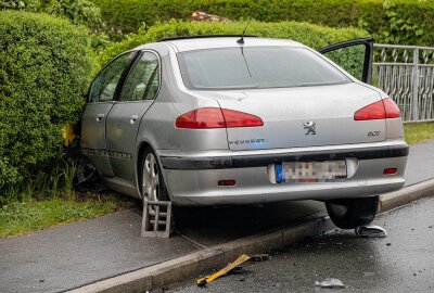 Vollsperrung in Aue nach Verkehrsunfall - Der Peugeot kam in einer Hecke zum stehen. Foto: Niko Mutschmann