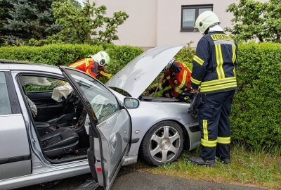 Vollsperrung in Aue nach Verkehrsunfall - Der Fahrer des Peugeot wurde dabei leicht verletzt, die drei Insassen des Audis blieben unverletzt. Foto: Niko Mutschmann