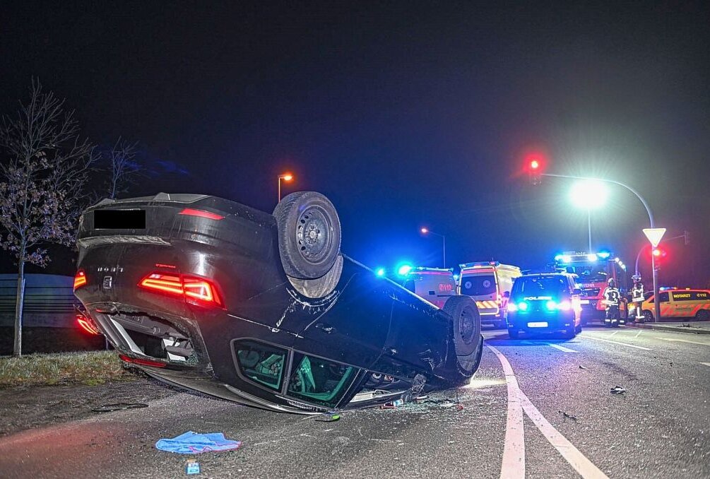 Vollsperrung in Bautzen: Auto überschlug sich - In der Nacht zu Samstag kam es zu einem schweren Verkehrsunfall in Bautzen. Foto: LausitzNews