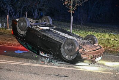 Vollsperrung in Bautzen: Auto überschlug sich - In der Nacht zu Samstag kam es zu einem schweren Verkehrsunfall in Bautzen. Foto: LausitzNews