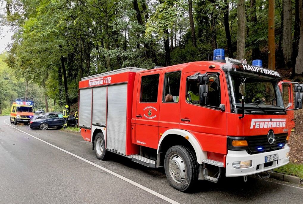 Vollsperrung in Schwarzenberg: E-Auto crasht gegen Baum - Zwischen Schwarzenberg und Langenberg kam es zu einem schweren Unfall. Foto: Daniel Unger