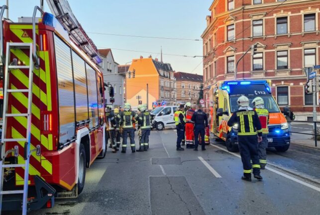 Vollsperrung in Zwickau: Schwerer Verkehrsunfall mit mehreren Verletzten - Heute Morgen gab es einen schweren Verkehrsunfall auf einer Kreuzung in Zwickau. Foto: Mike Müller